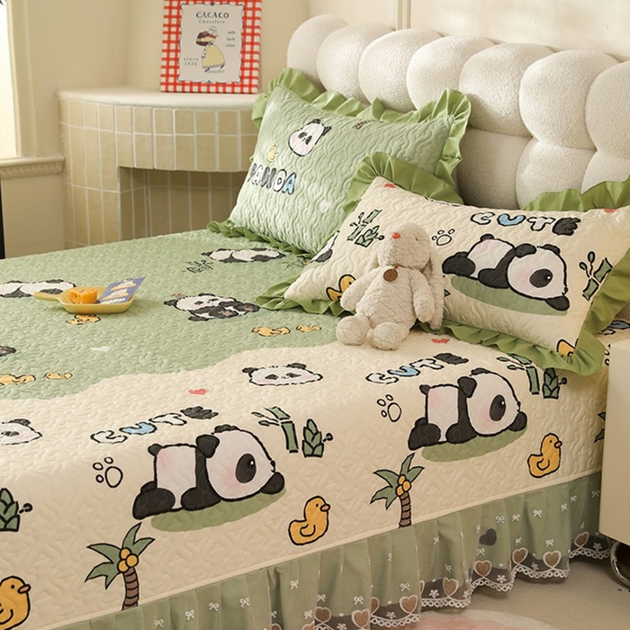 91家纺网 家纺一手货源 找家纺 美达家纺 2026新款A类全棉夹棉蕾丝花边榻榻米床垫大炕盖 熊猫戏水