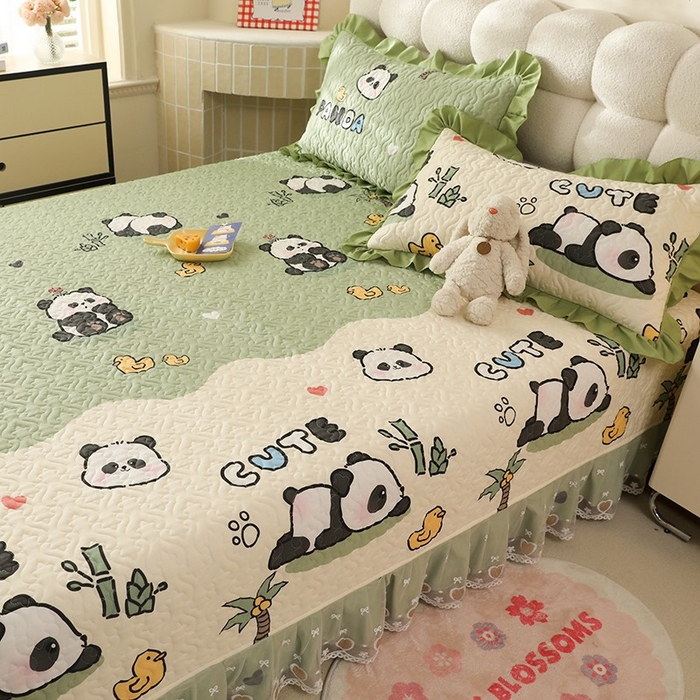 91家纺网 家纺一手货源 找家纺 美达家纺 2026新款A类全棉夹棉蕾丝花边榻榻米床垫大炕盖 熊猫戏水