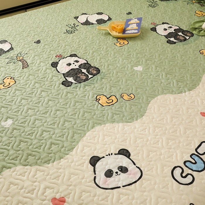 91家纺网 家纺一手货源 找家纺 美达家纺 2026新款A类全棉夹棉蕾丝花边榻榻米床垫大炕盖 熊猫戏水