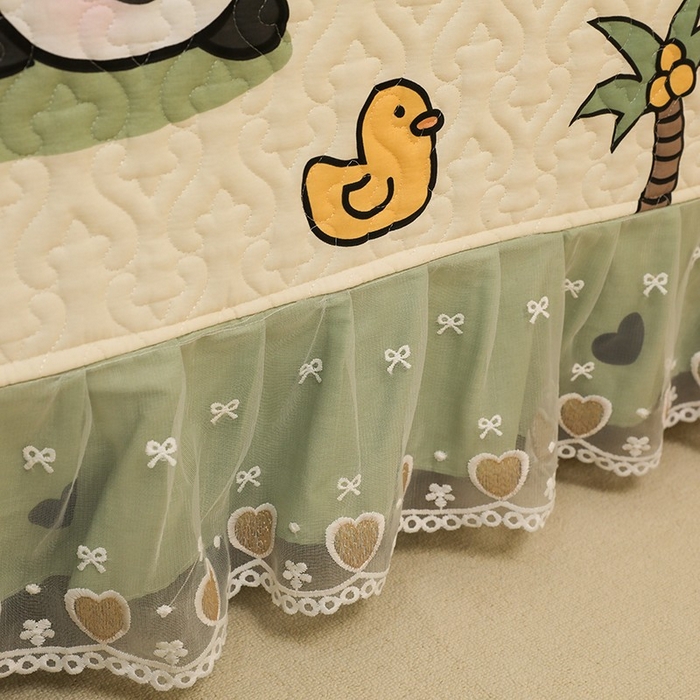 91家纺网 家纺一手货源 找家纺 美达家纺 2026新款A类全棉夹棉蕾丝花边榻榻米床垫大炕盖 熊猫戏水