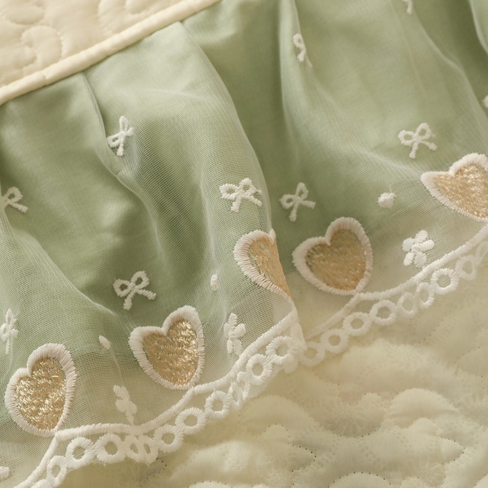 91家纺网 家纺一手货源 找家纺 美达家纺 2026新款A类全棉夹棉蕾丝花边榻榻米床垫大炕盖 熊猫戏水