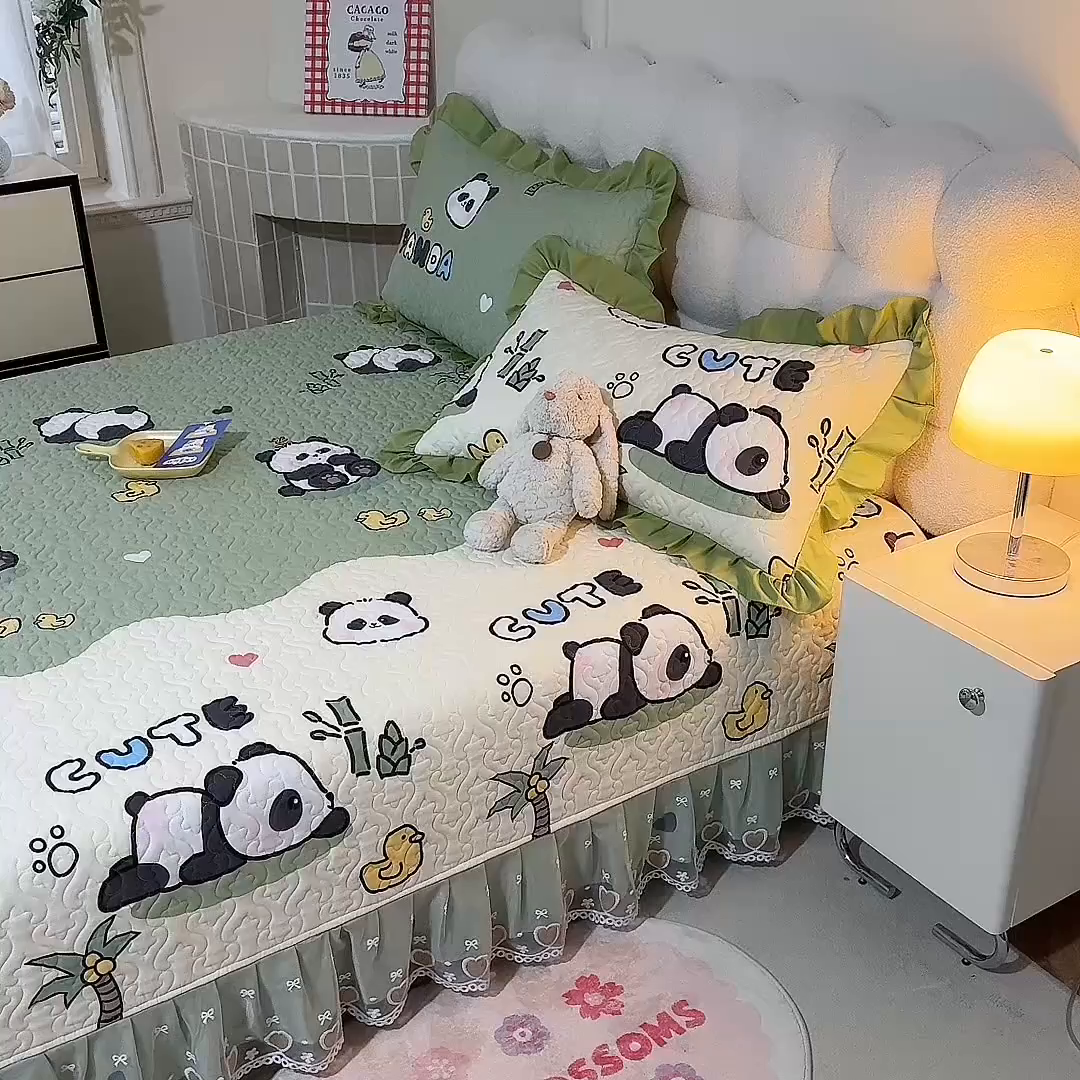 91家纺网 家纺一手货源 找家纺 美达家纺 2026新款A类全棉夹棉蕾丝花边榻榻米床垫大炕盖 熊猫戏水