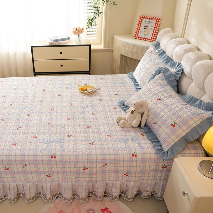 91家纺网 家纺一手货源 找家纺 美达家纺 2026新款A类全棉夹棉蕾丝花边榻榻米床垫大炕盖 樱桃乐园