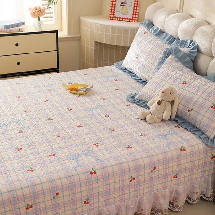 91家纺网 家纺一手货源 找家纺 美达家纺 2026新款A类全棉夹棉蕾丝花边榻榻米床垫大炕盖 樱桃乐园