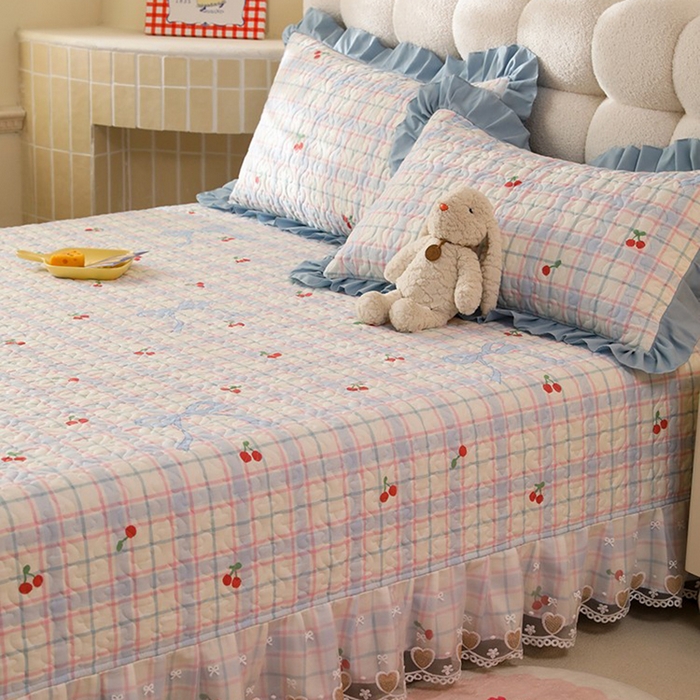 91家纺网 家纺一手货源 找家纺 美达家纺 2026新款A类全棉夹棉蕾丝花边榻榻米床垫大炕盖 樱桃乐园