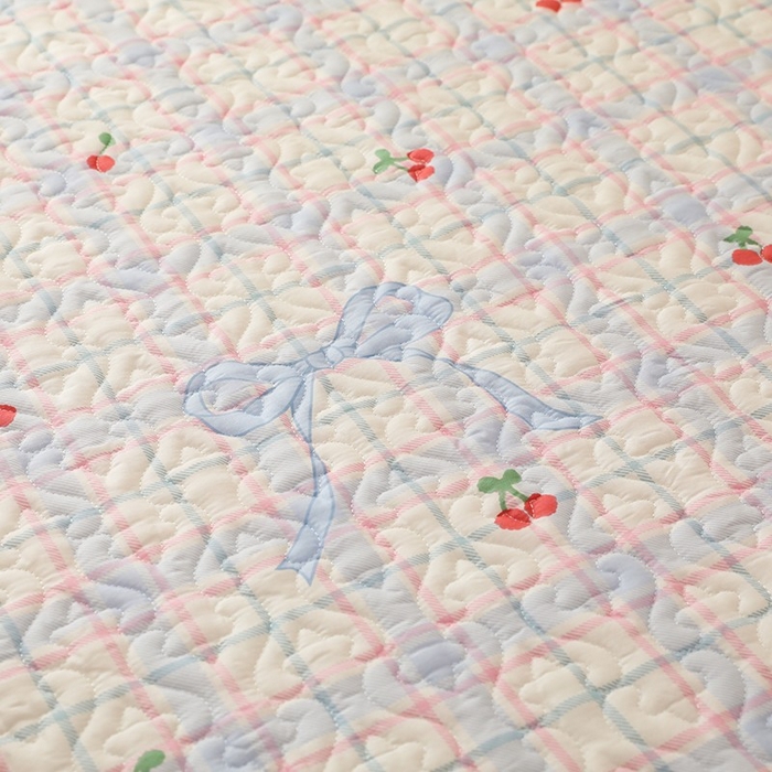 91家纺网 家纺一手货源 找家纺 美达家纺 2026新款A类全棉夹棉蕾丝花边榻榻米床垫大炕盖 樱桃乐园