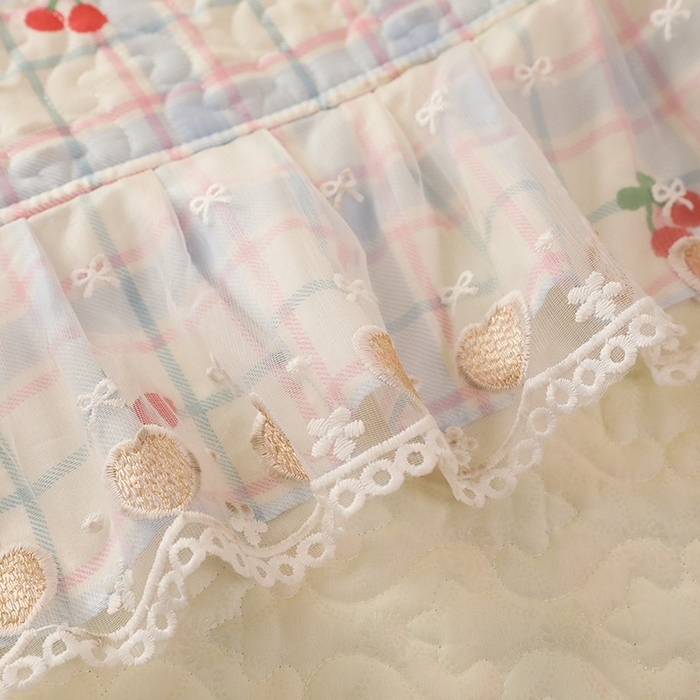 91家纺网 家纺一手货源 找家纺 美达家纺 2026新款A类全棉夹棉蕾丝花边榻榻米床垫大炕盖 樱桃乐园