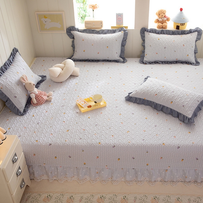 91家纺网 家纺一手货源 找家纺 美达家纺 2026新款A类全棉夹棉蕾丝花边榻榻米床垫大炕盖 草莓优格-紫