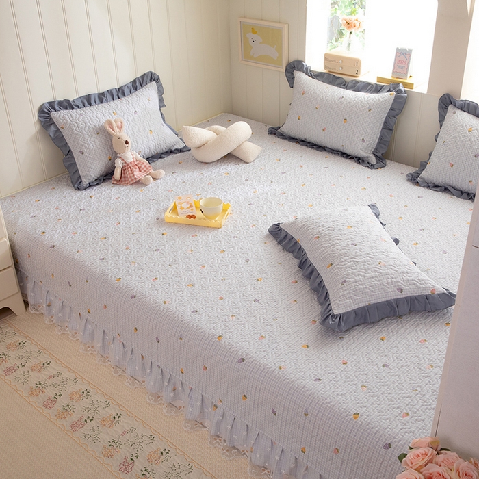 91家纺网 家纺一手货源 找家纺 美达家纺 2026新款A类全棉夹棉蕾丝花边榻榻米床垫大炕盖 草莓优格-紫