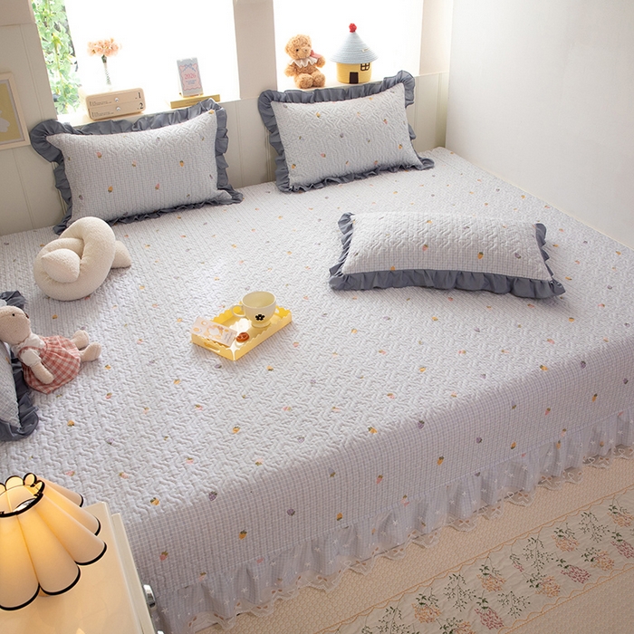 91家纺网 家纺一手货源 找家纺 美达家纺 2026新款A类全棉夹棉蕾丝花边榻榻米床垫大炕盖 草莓优格-紫