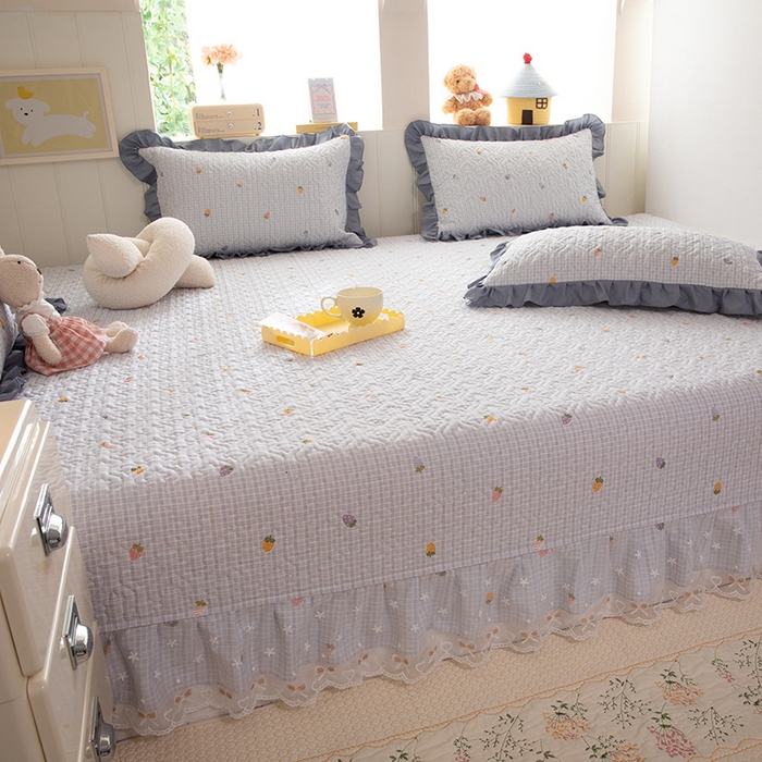 91家纺网 家纺一手货源 找家纺 美达家纺 2026新款A类全棉夹棉蕾丝花边榻榻米床垫大炕盖 草莓优格-紫