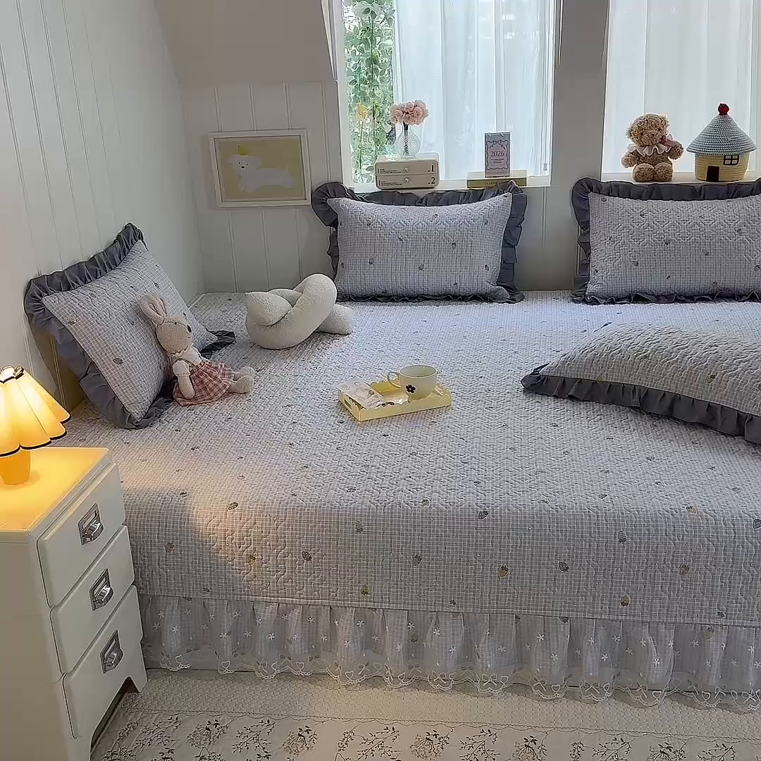 91家纺网 家纺一手货源 找家纺 美达家纺 2026新款A类全棉夹棉蕾丝花边榻榻米床垫大炕盖 草莓优格-紫