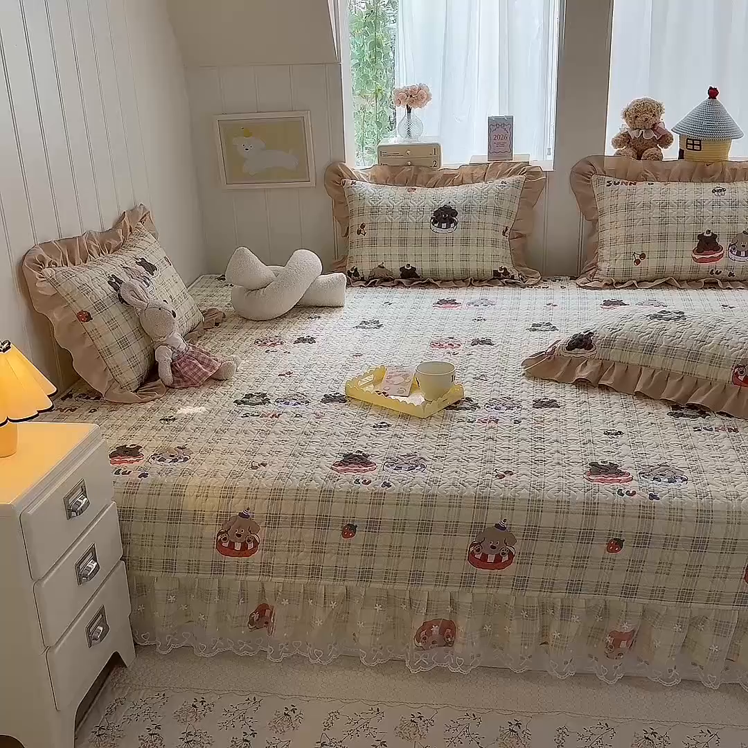 91家纺网 家纺一手货源 找家纺 美达家纺 2026新款A类全棉夹棉蕾丝花边榻榻米床垫大炕盖 萌趣时光