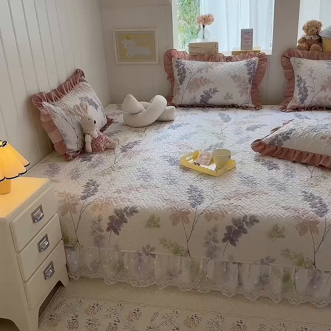 91家纺网 家纺一手货源 找家纺 美达家纺 2026新款A类全棉夹棉蕾丝花边榻榻米床垫大炕盖 栖川-紫