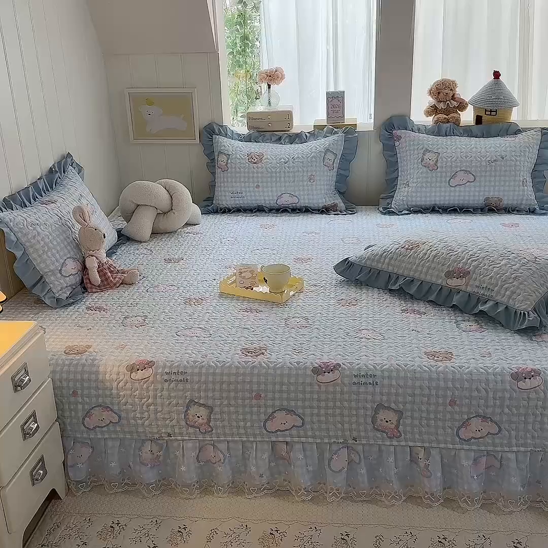 91家纺网 家纺一手货源 找家纺 美达家纺 2026新款A类全棉夹棉蕾丝花边榻榻米床垫大炕盖 甜蜜小狗