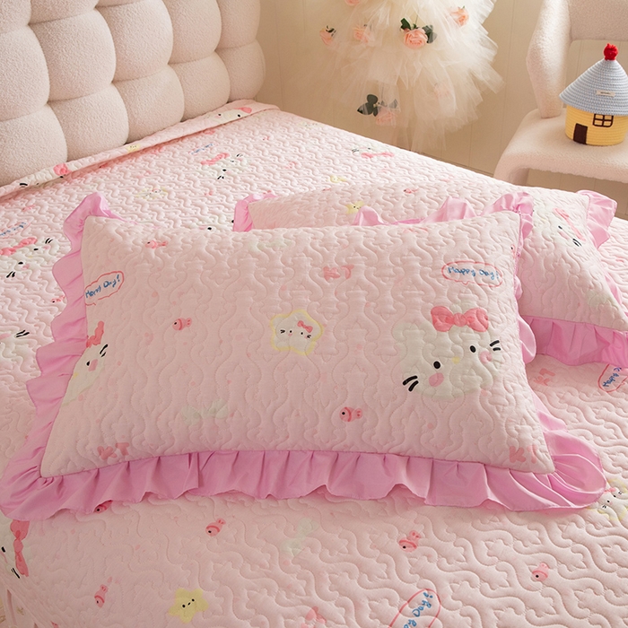 91家纺网 家纺一手货源 找家纺 美达家纺 2026新款A类全棉夹棉蕾丝花边榻榻米床垫大炕盖 甜心猫咪