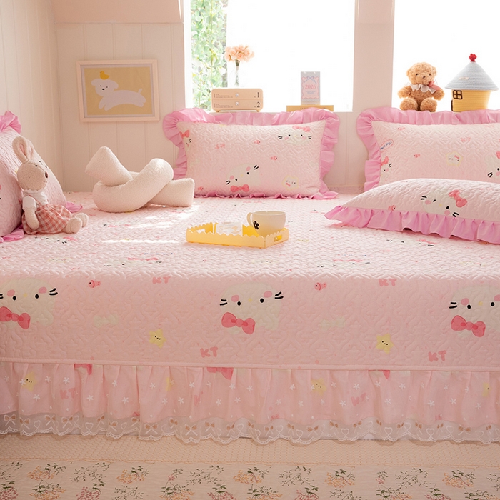 91家纺网 家纺一手货源 找家纺 美达家纺 2026新款A类全棉夹棉蕾丝花边榻榻米床垫大炕盖 甜心猫咪