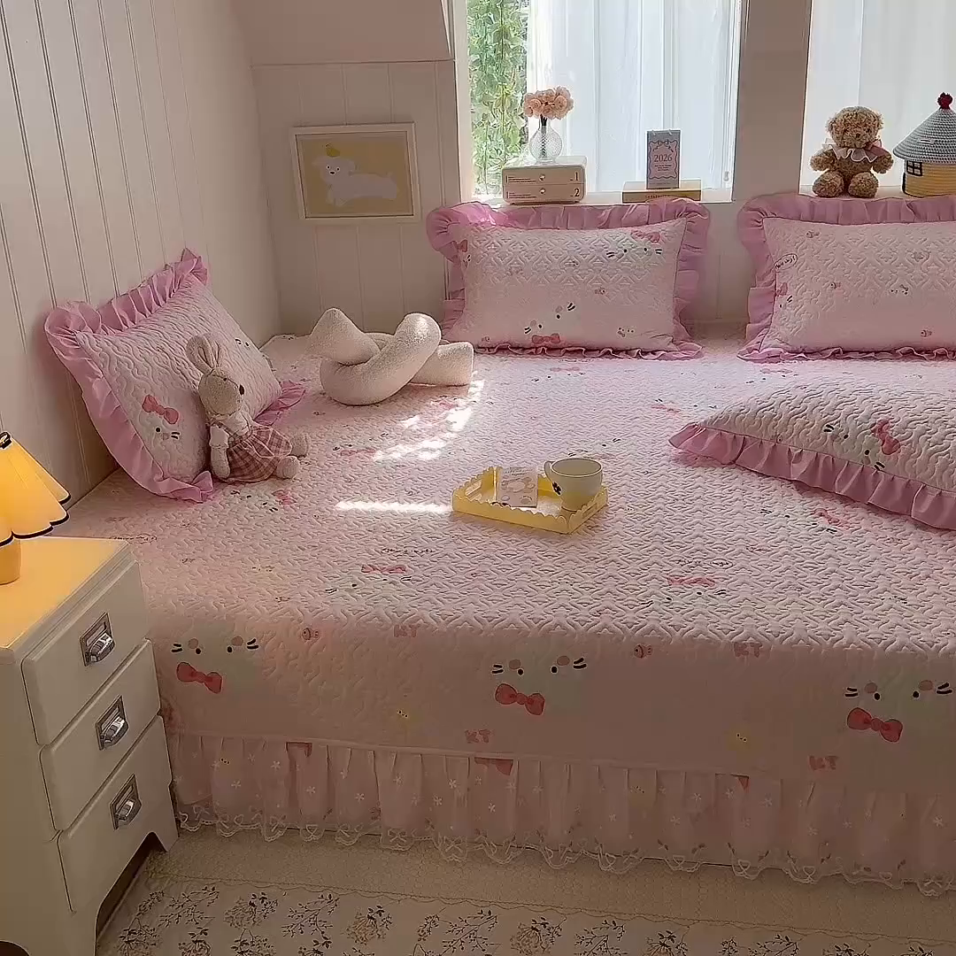 91家纺网 家纺一手货源 找家纺 美达家纺 2026新款A类全棉夹棉蕾丝花边榻榻米床垫大炕盖 甜心猫咪