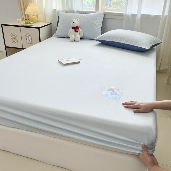 91家纺网 家纺一手货源 找家纺 泽西家纺+V17798841158发大图 2026新品13376加密全棉卡通床笠三件套纯棉单床笠 福小象-晴空蓝