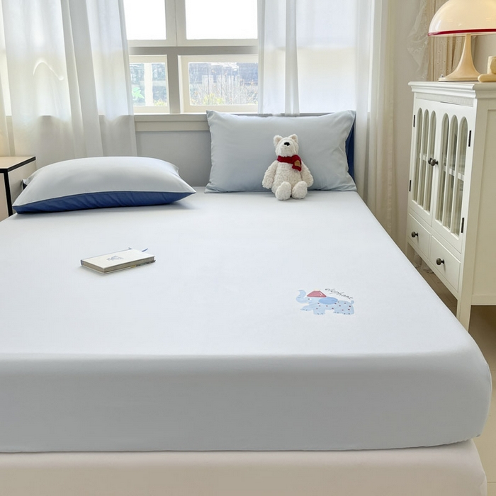 91家纺网 家纺一手货源 找家纺 泽西家纺+V17798841158发大图 2026新品13376加密全棉卡通床笠三件套纯棉单床笠 福小象-晴空蓝