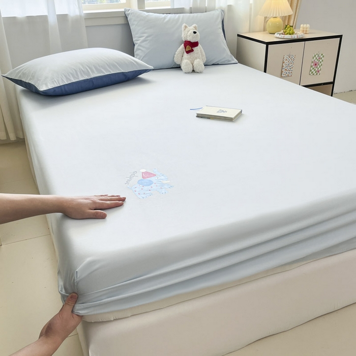 91家纺网 家纺一手货源 找家纺 泽西家纺+V17798841158发大图 2026新品13376加密全棉卡通床笠三件套纯棉单床笠 福小象-晴空蓝