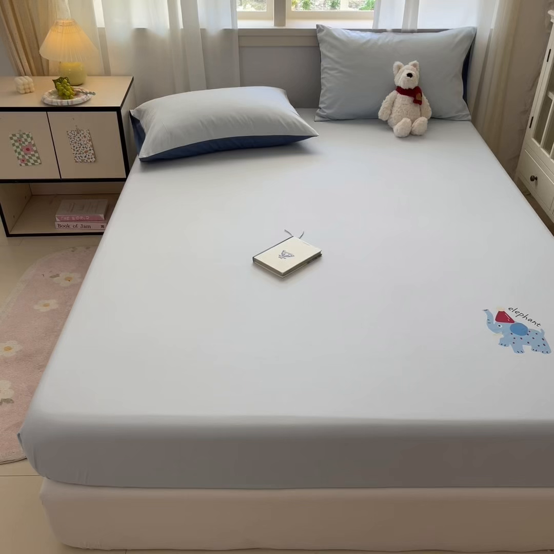 91家纺网 家纺一手货源 找家纺 泽西家纺+V17798841158发大图 2026新品13376加密全棉卡通床笠三件套纯棉单床笠 福小象-晴空蓝