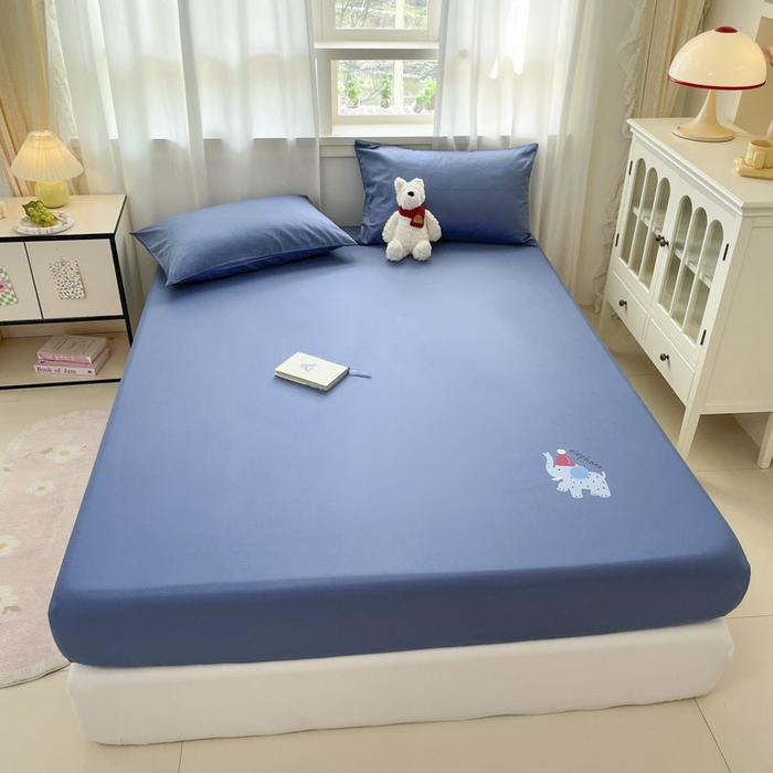 91家纺网 家纺一手货源 找家纺 泽西家纺+V17798841158发大图 2026新品13376加密全棉卡通床笠三件套纯棉单床笠 福小象-牛仔蓝