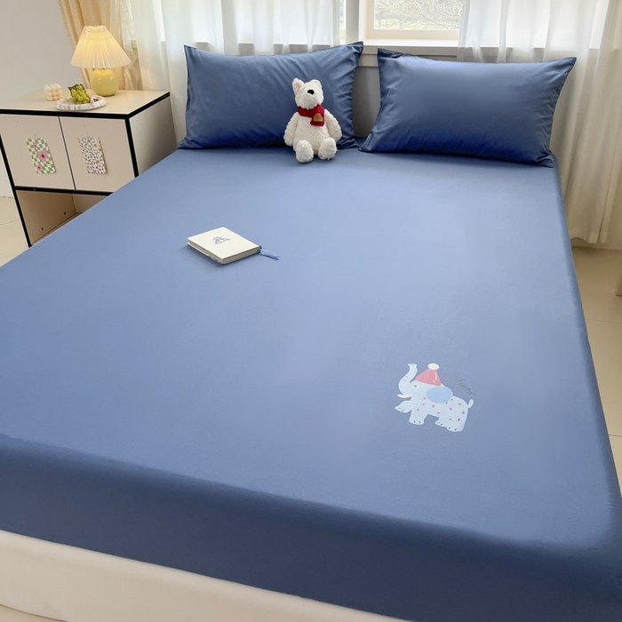 91家纺网 家纺一手货源 找家纺 泽西家纺+V17798841158发大图 2026新品13376加密全棉卡通床笠三件套纯棉单床笠 福小象-牛仔蓝