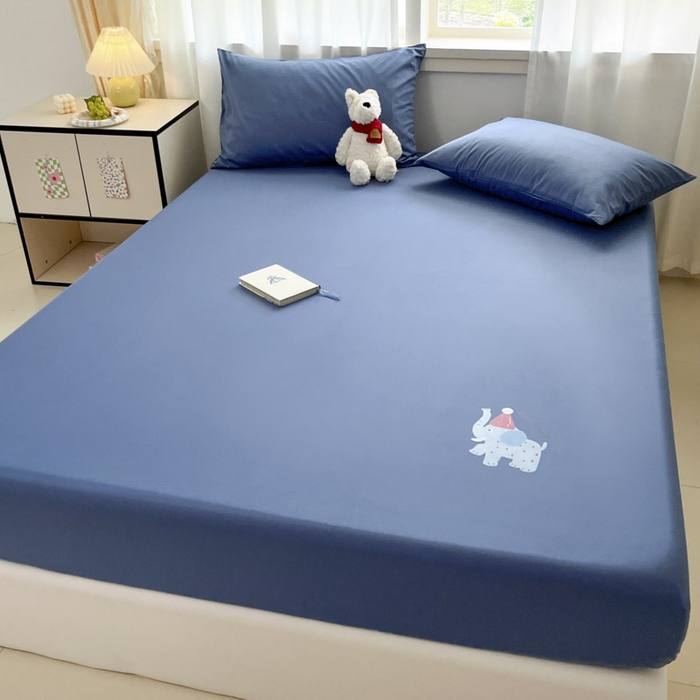 91家纺网 家纺一手货源 找家纺 泽西家纺+V17798841158发大图 2026新品13376加密全棉卡通床笠三件套纯棉单床笠 福小象-牛仔蓝