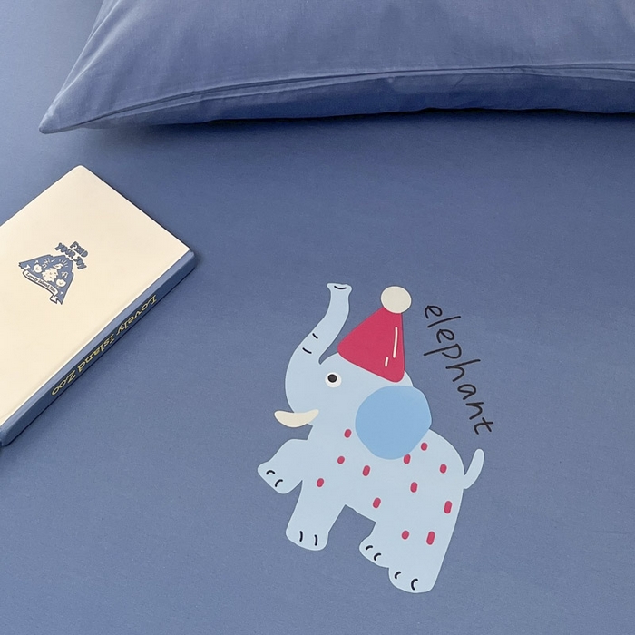 91家纺网 家纺一手货源 找家纺 泽西家纺+V17798841158发大图 2026新品13376加密全棉卡通床笠三件套纯棉单床笠 福小象-牛仔蓝