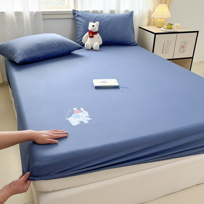 91家纺网 家纺一手货源 找家纺 泽西家纺+V17798841158发大图 2026新品13376加密全棉卡通床笠三件套纯棉单床笠 福小象-牛仔蓝