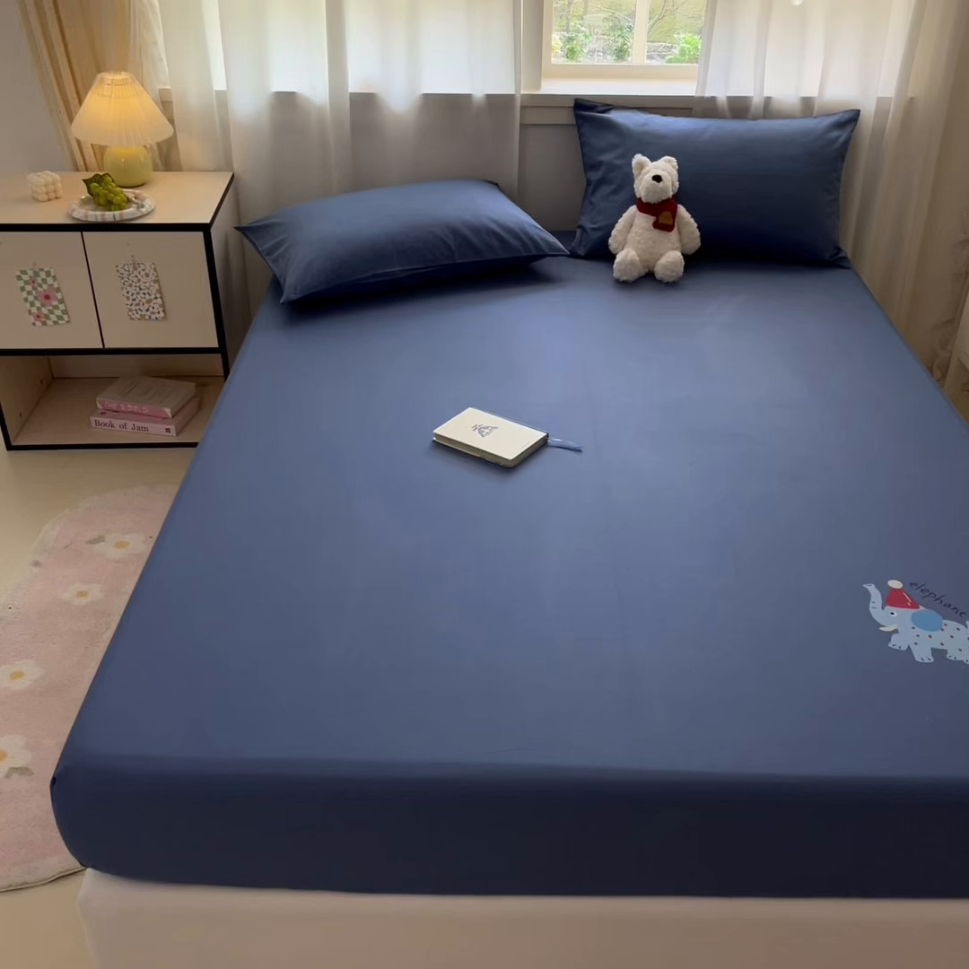 91家纺网 家纺一手货源 找家纺 泽西家纺+V17798841158发大图 2026新品13376加密全棉卡通床笠三件套纯棉单床笠 福小象-牛仔蓝