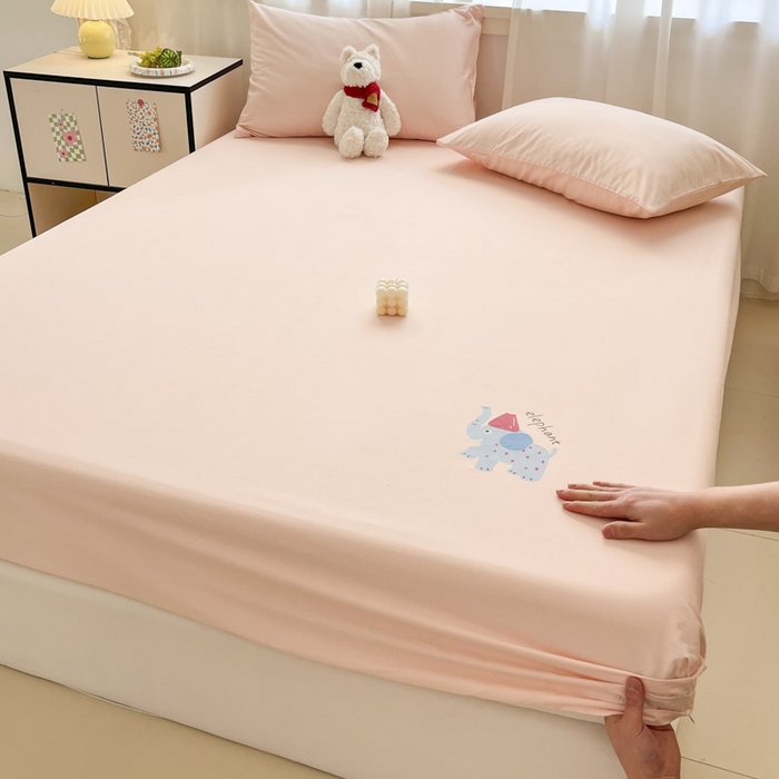 91家纺网 家纺一手货源 找家纺 泽西家纺+V17798841158发大图 2026新品13376加密全棉卡通床笠三件套纯棉单床笠 福小象-米月粉