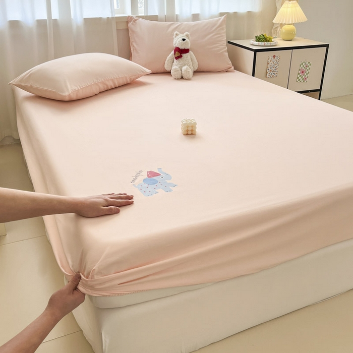 91家纺网 家纺一手货源 找家纺 泽西家纺+V17798841158发大图 2026新品13376加密全棉卡通床笠三件套纯棉单床笠 福小象-米月粉