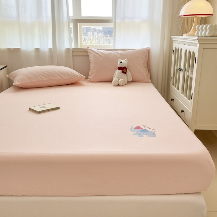 91家纺网 家纺一手货源 找家纺 泽西家纺+V17798841158发大图 2026新品13376加密全棉卡通床笠三件套纯棉单床笠 福小象-米月粉