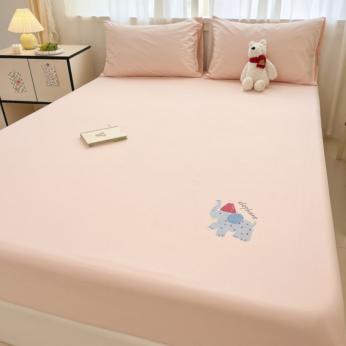 91家纺网 家纺一手货源 找家纺 泽西家纺+V17798841158发大图 2026新品13376加密全棉卡通床笠三件套纯棉单床笠 福小象-米月粉