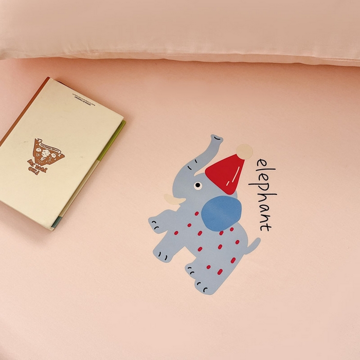 91家纺网 家纺一手货源 找家纺 泽西家纺+V17798841158发大图 2026新品13376加密全棉卡通床笠三件套纯棉单床笠 福小象-米月粉