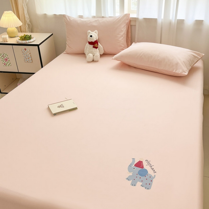 91家纺网 家纺一手货源 找家纺 泽西家纺+V17798841158发大图 2026新品13376加密全棉卡通床笠三件套纯棉单床笠 福小象-米月粉