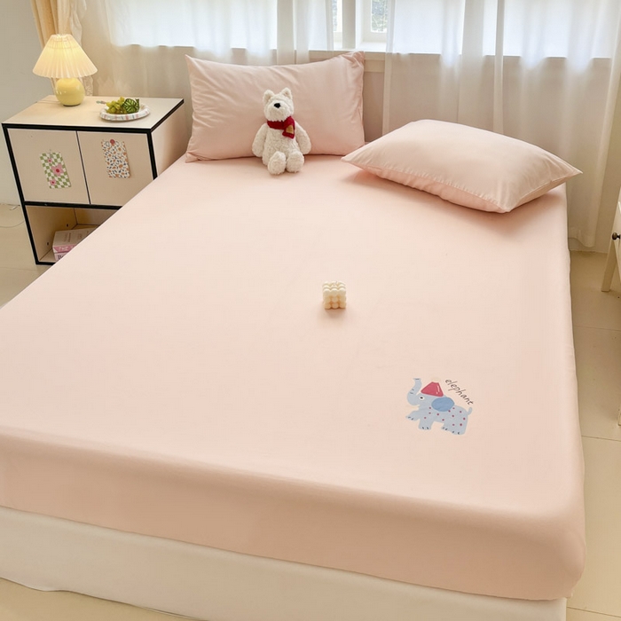 91家纺网 家纺一手货源 找家纺 泽西家纺+V17798841158发大图 2026新品13376加密全棉卡通床笠三件套纯棉单床笠 福小象-米月粉