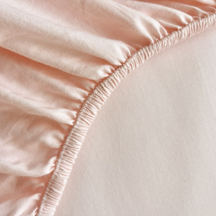 91家纺网 家纺一手货源 找家纺 泽西家纺+V17798841158发大图 2026新品13376加密全棉卡通床笠三件套纯棉单床笠 福小象-米月粉