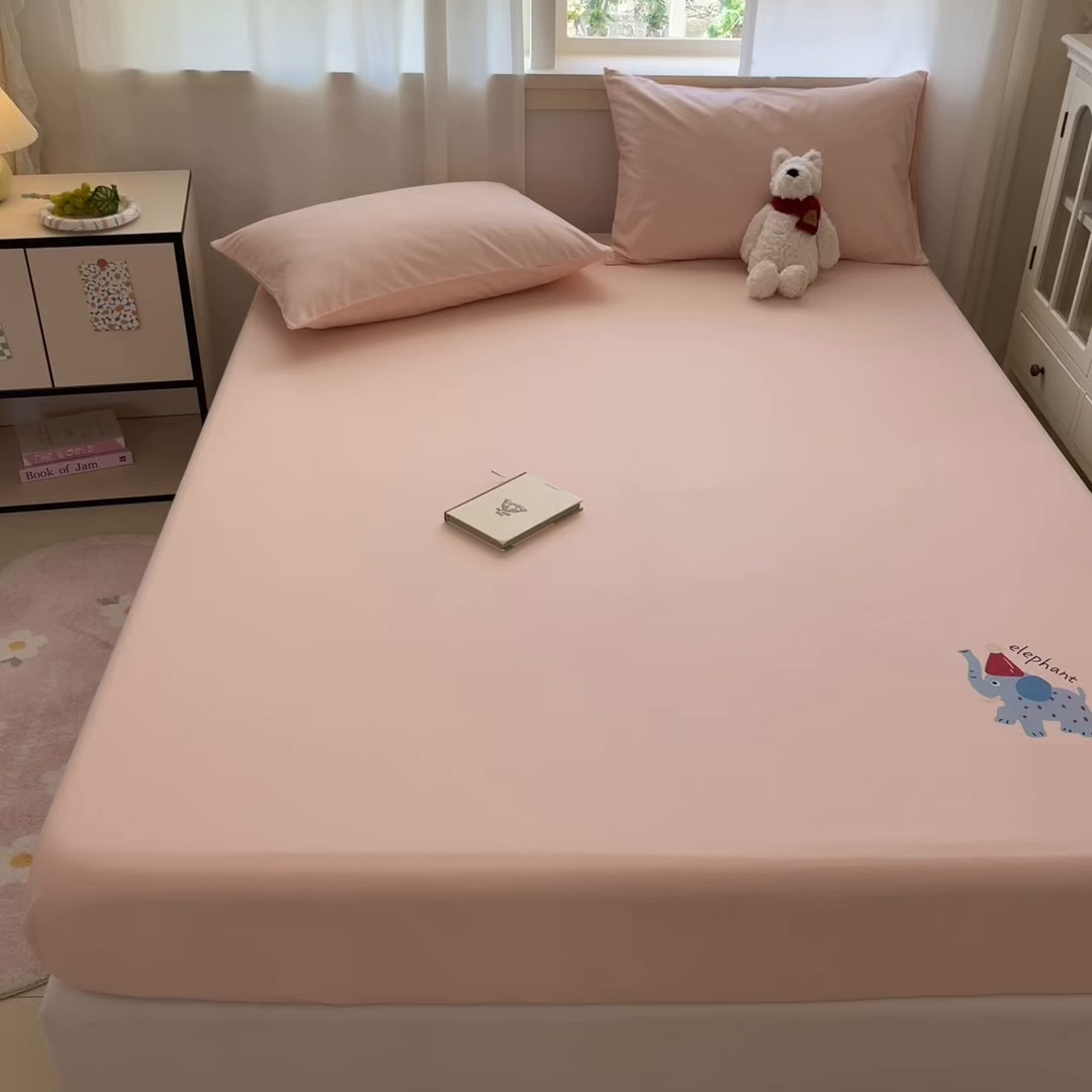 91家纺网 家纺一手货源 找家纺 泽西家纺+V17798841158发大图 2026新品13376加密全棉卡通床笠三件套纯棉单床笠 福小象-米月粉