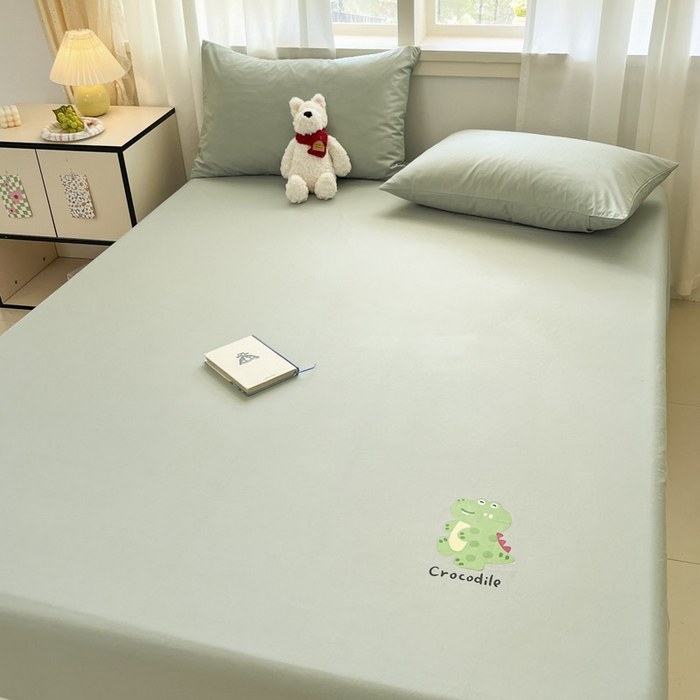 91家纺网 家纺一手货源 找家纺 泽西家纺+V17798841158发大图 2026新品13376加密全棉卡通床笠三件套纯棉单床笠 开心鳄-豆绿