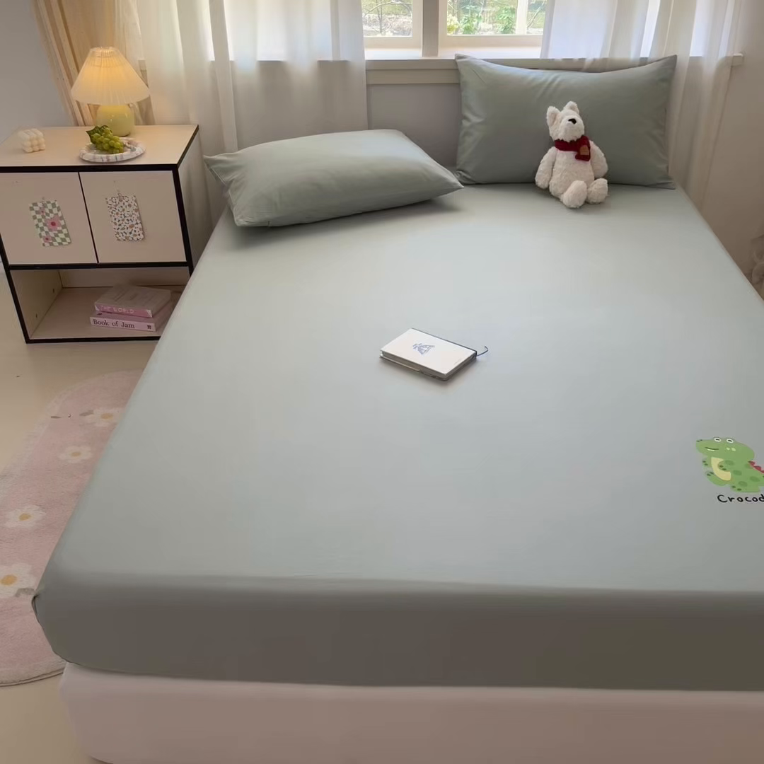 91家纺网 家纺一手货源 找家纺 泽西家纺+V17798841158发大图 2026新品13376加密全棉卡通床笠三件套纯棉单床笠 开心鳄-豆绿