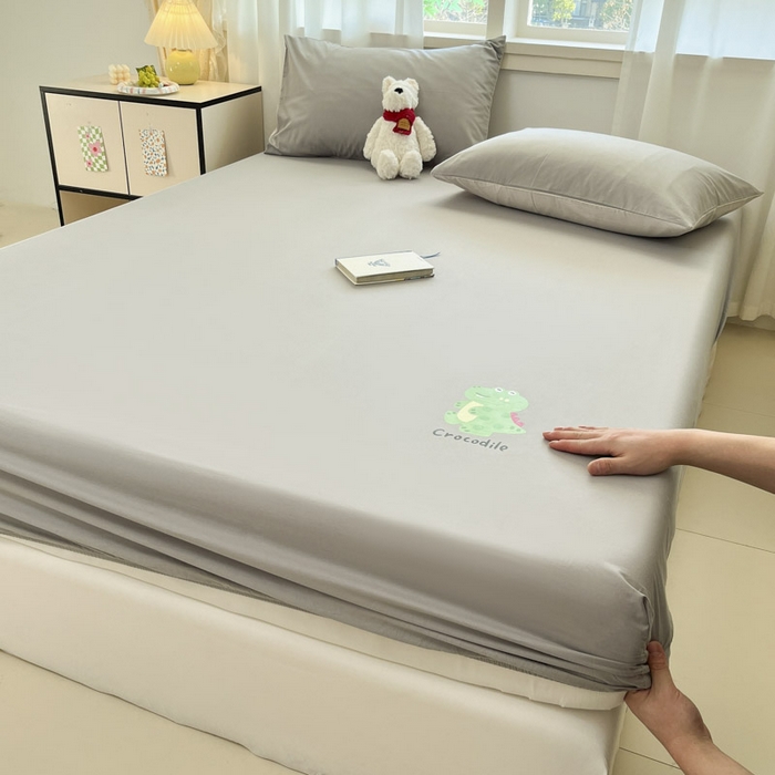 91家纺网 家纺一手货源 找家纺 泽西家纺+V17798841158发大图 2026新品13376加密全棉卡通床笠三件套纯棉单床笠 开心鳄-绅士灰