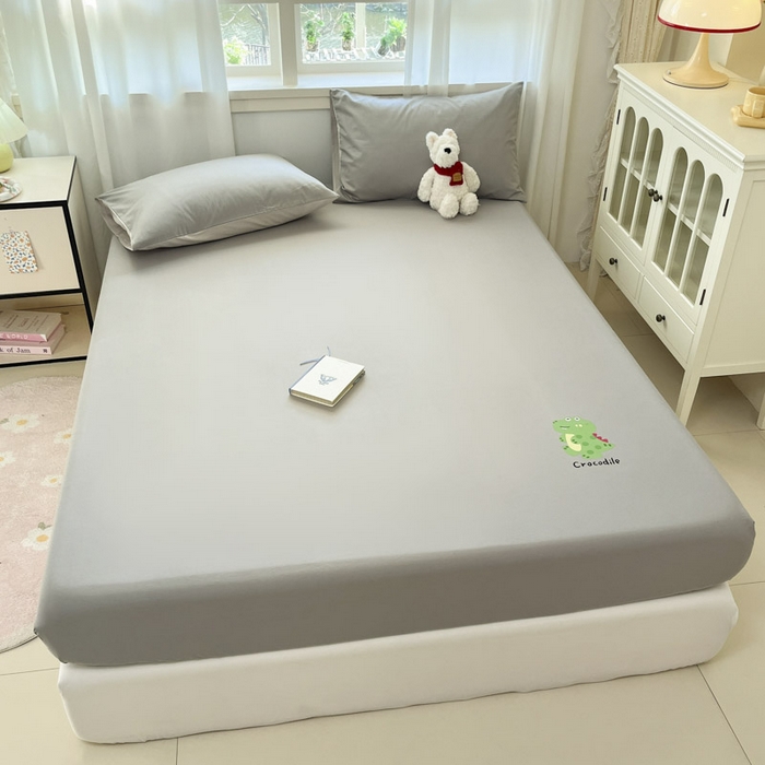 91家纺网 家纺一手货源 找家纺 泽西家纺+V17798841158发大图 2026新品13376加密全棉卡通床笠三件套纯棉单床笠 开心鳄-绅士灰