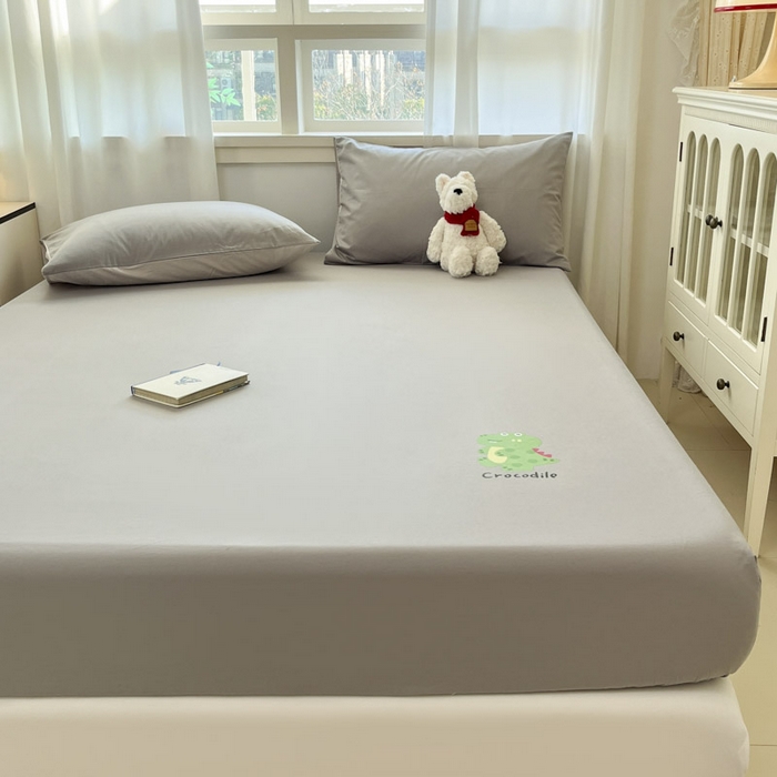 91家纺网 家纺一手货源 找家纺 泽西家纺+V17798841158发大图 2026新品13376加密全棉卡通床笠三件套纯棉单床笠 开心鳄-绅士灰