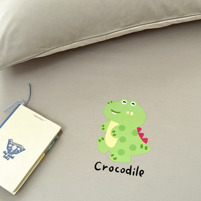 91家纺网 家纺一手货源 找家纺 泽西家纺+V17798841158发大图 2026新品13376加密全棉卡通床笠三件套纯棉单床笠 开心鳄-绅士灰