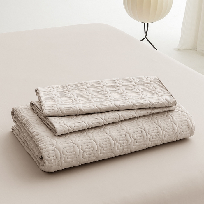 91家纺网 家纺一手货源 找家纺 恩和家纺 2026新款锦氨凉感丝夹棉床盖 冰美式凉感床盖 卡其