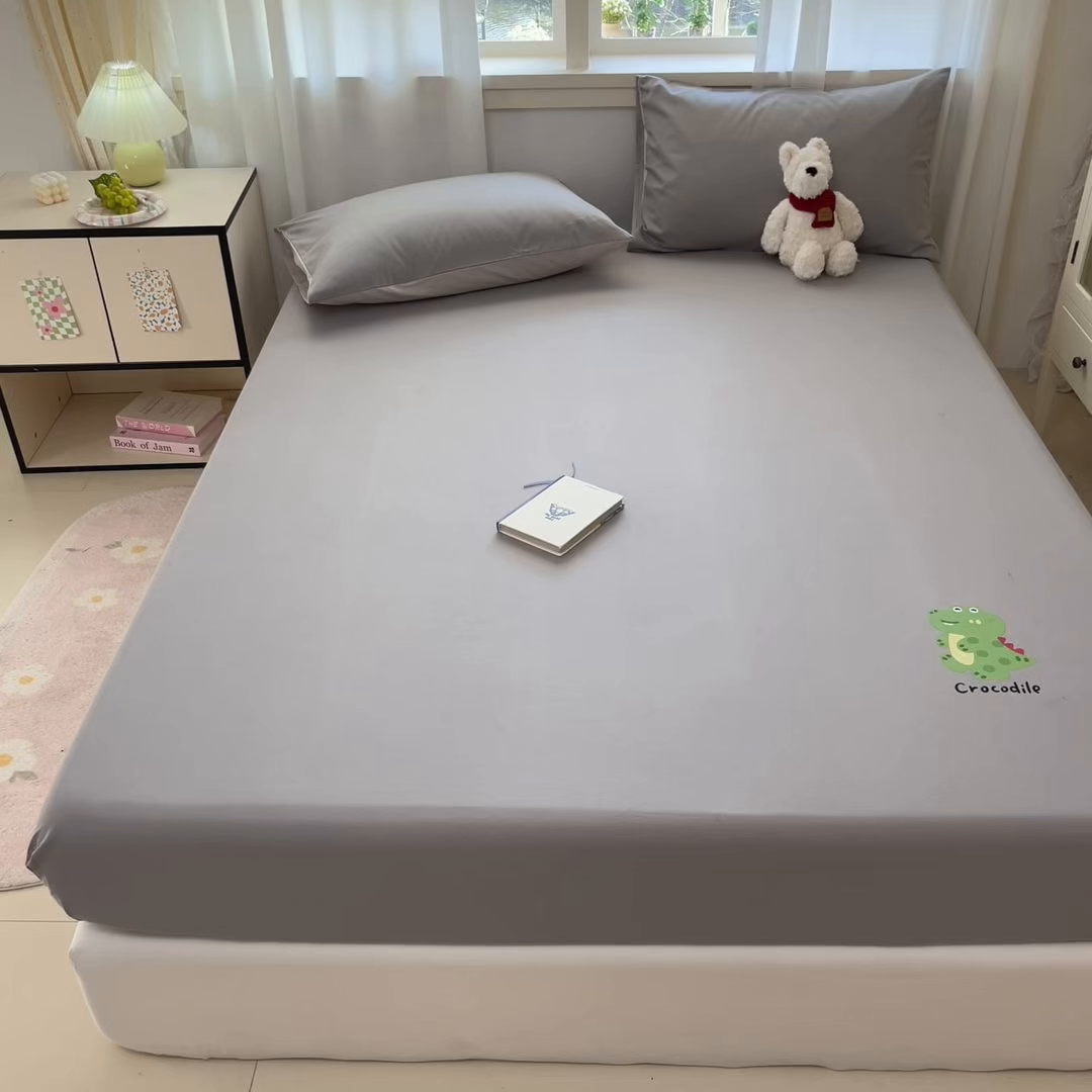 91家纺网 家纺一手货源 找家纺 泽西家纺+V17798841158发大图 2026新品13376加密全棉卡通床笠三件套纯棉单床笠 开心鳄-绅士灰