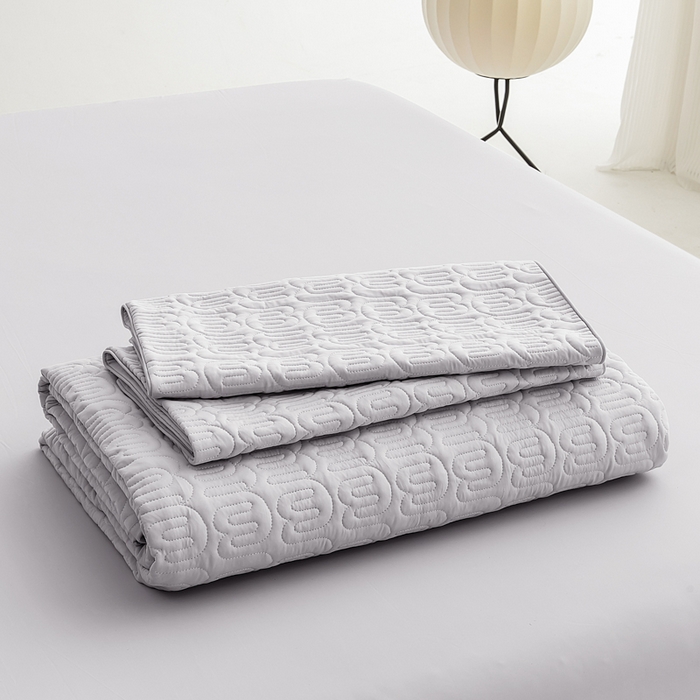 91家纺网 家纺一手货源 找家纺 恩和家纺 2026新款锦氨凉感丝夹棉床盖 冰美式凉感床盖 芦花灰